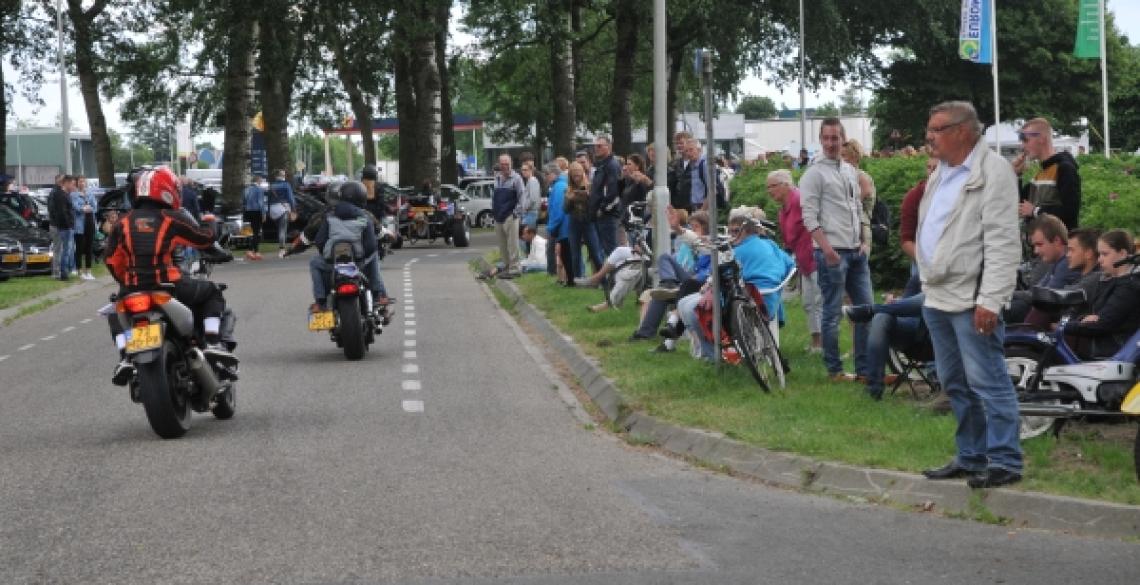 Publiek geniet in Dokkum van gemotoriseerde Elfstedentocht