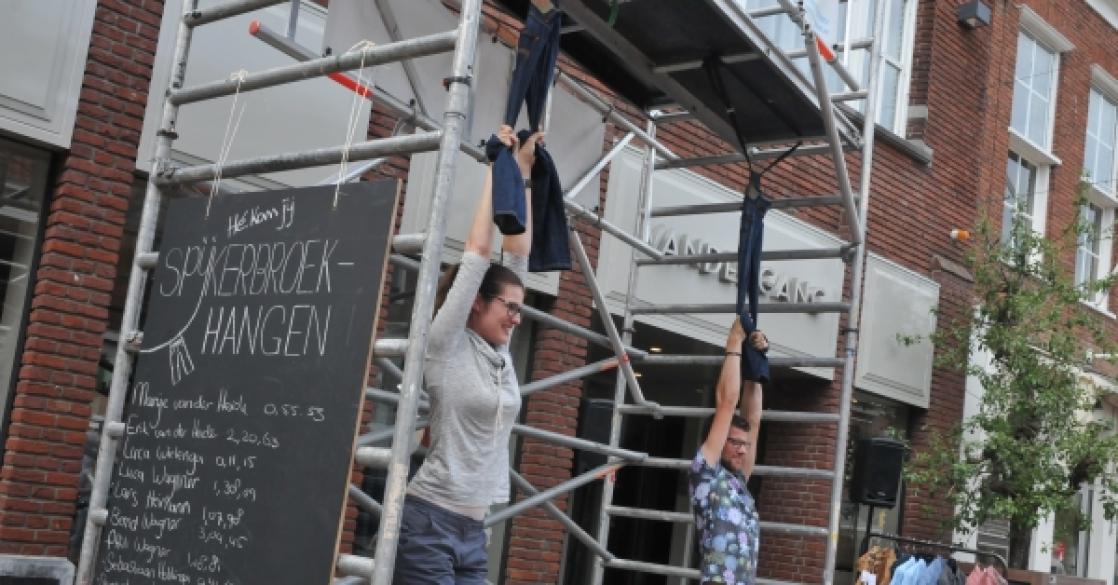 Spijkerbroekhangen in binnenstad erg geslaagd