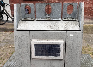 Foto's Legeweg verdeeld: herinrichting zorgt voor meningsverschil tussen bewoners door: De huidige ondergrondse afvalcontainer