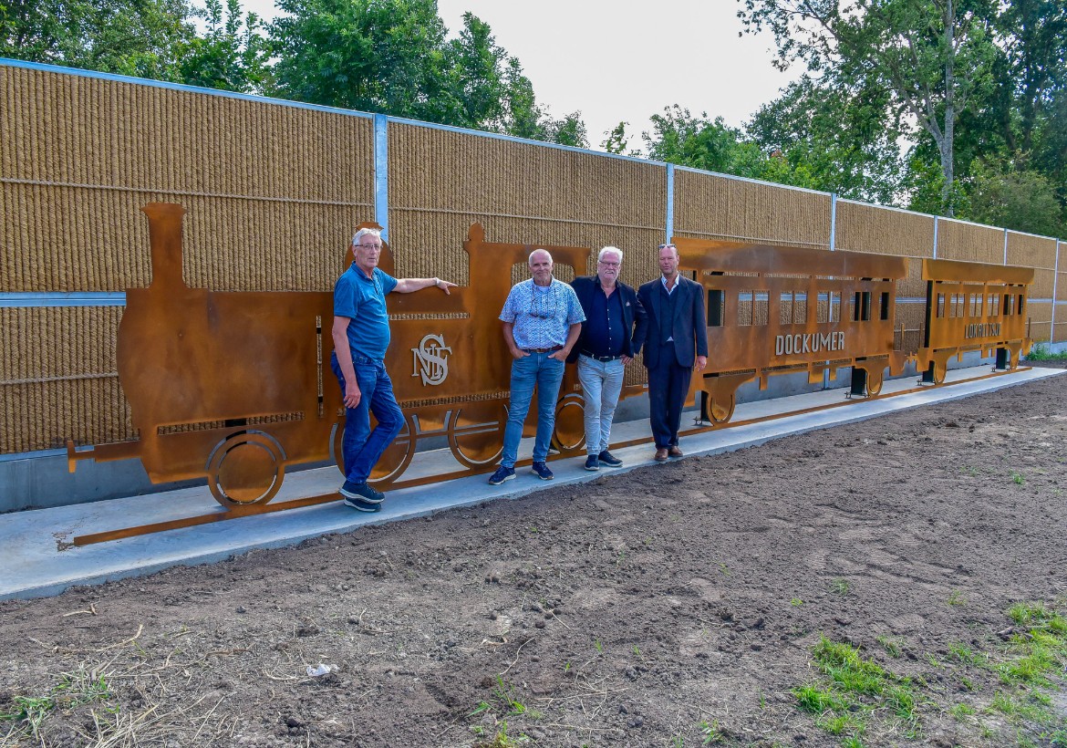 Geluidsscherm Rondweg Noord Dokkum met kunstwerk: een eerbetoon aan het Dockumer Lokaeltsje