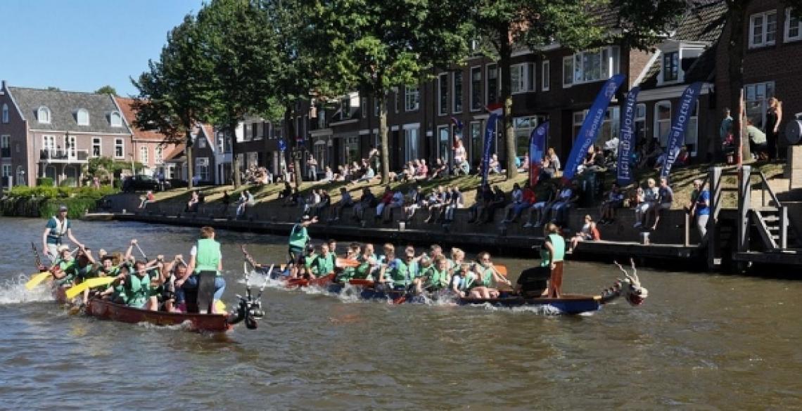 Drakenbootrace Dokkum hoogtepunt op zonovergoten zaterdag