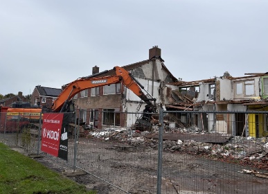 Foto's Gestart met sloop 90 woningen in Fonteinslanden door: