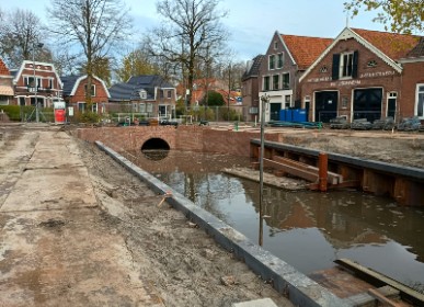 Foto's Water terug in de gracht bij Sonnemapleintje: werkzaamheden in volle gang door: 