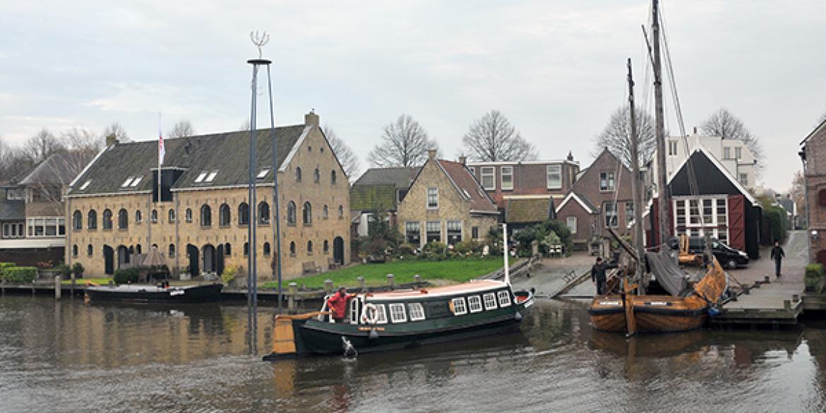 Dokkumer rondvaartboten weer in winterstalling
