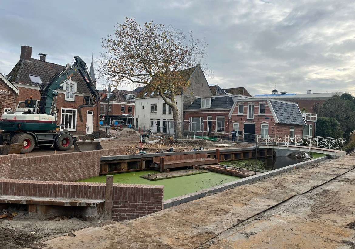 Nieuwe blikvanger op het Sonnemaplein: voetgangersbrug geplaatst