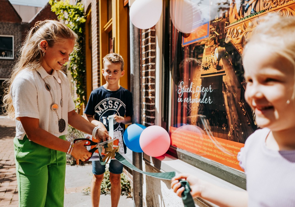 Kinderburgemeester opent zomerspeurtocht 'Wim Wijzer's Tikkende Tijdatelier' in Dokkum