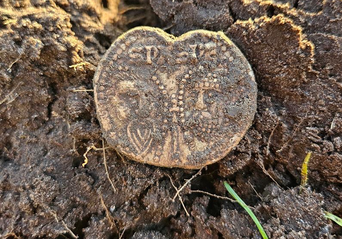 Uniek pauselijk lood uit de 15e eeuw gevonden bij voormalig Klooster Claercamp Rinsumageest