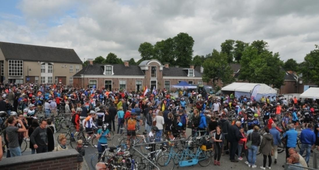 Doorkomst Elfstedenfietsers in Dokkum druk en gezellig