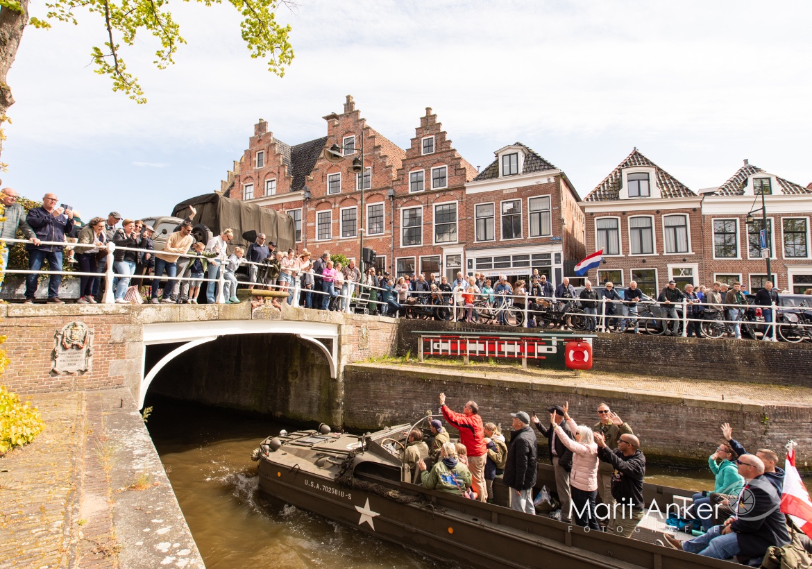Dokkum eert bevrijders: indrukwekkende intocht van bevrijders
