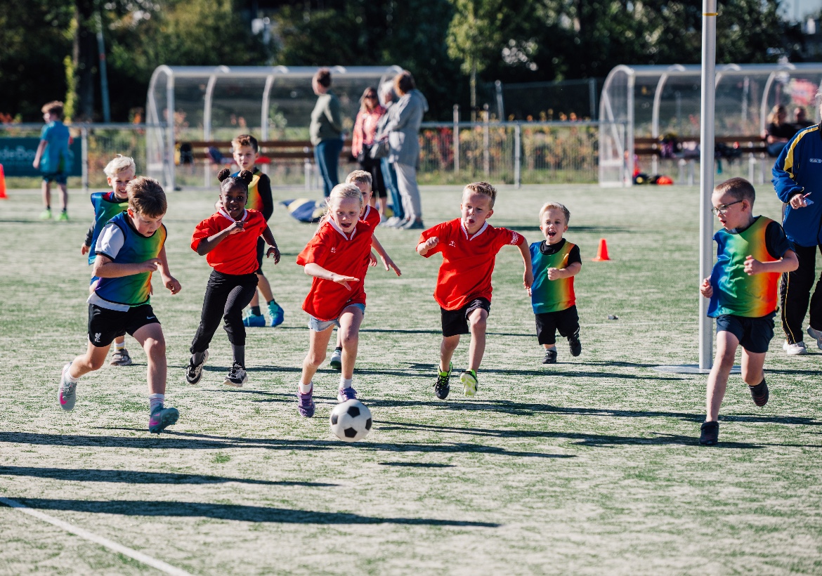 Sprankelend schoolkorfbaltoernooi in Dokkum: sport, plezier en verbinding