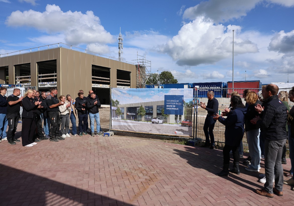 Bouwgroep Dijkstra Draisma viert hoogste punt nieuw kantoor in Dokkum