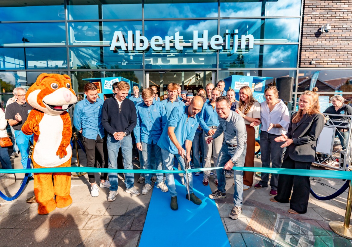 Topdrukte bij opening vernieuwde Albert Heijn Dokkum