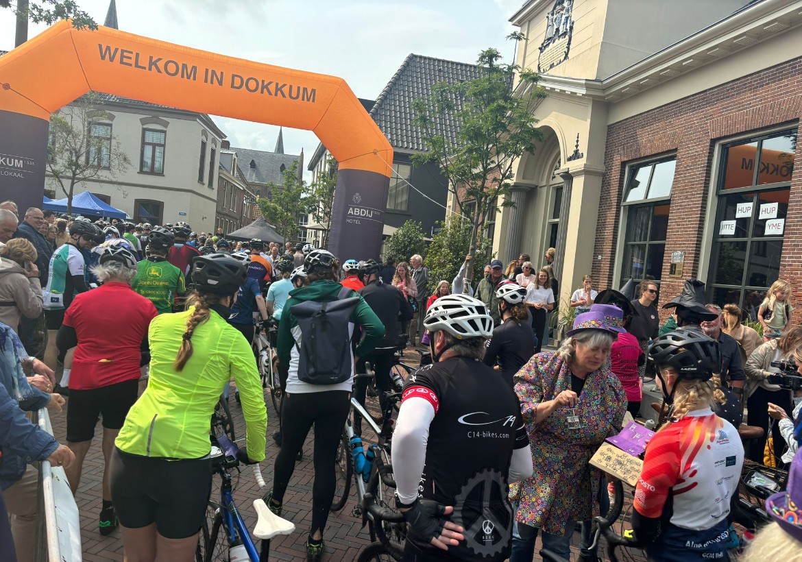 Fietselfstedentocht 2025 met Dokkum als levendig, maar druk stempelpunt