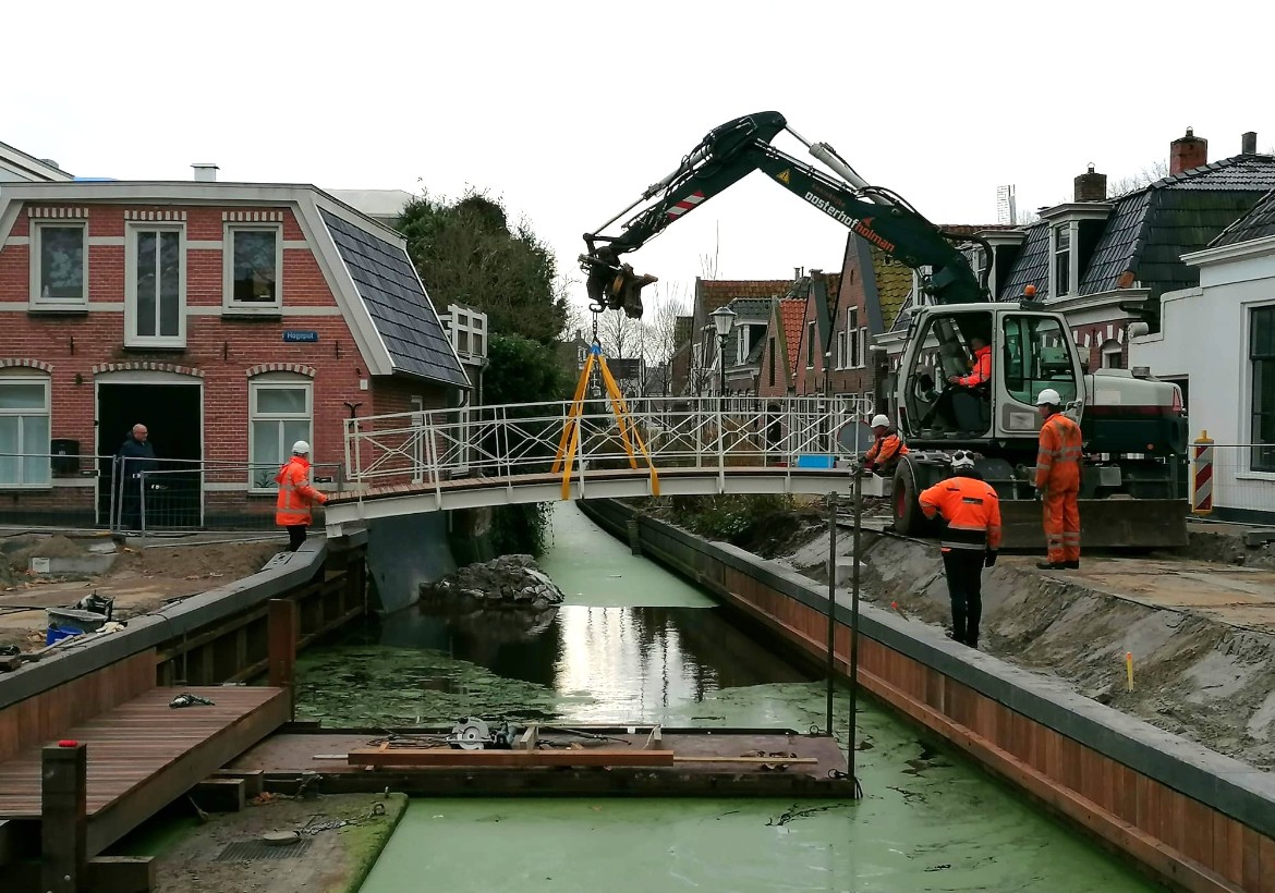 Nieuwe blikvanger op het Sonnemaplein: voetgangersbrug geplaatst