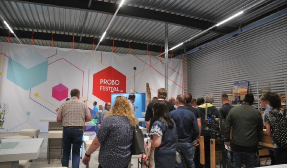 Behangprimeur tijdens Probo festival