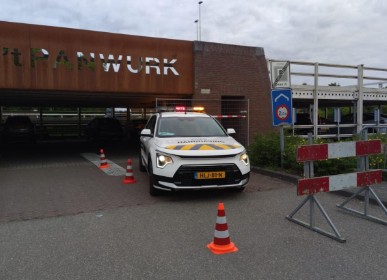 Foto's Sloophamer in parkeergarage It Panwurk Dokkum en 66 extra parkeerplekken op voormalige Arriva-terrein door: