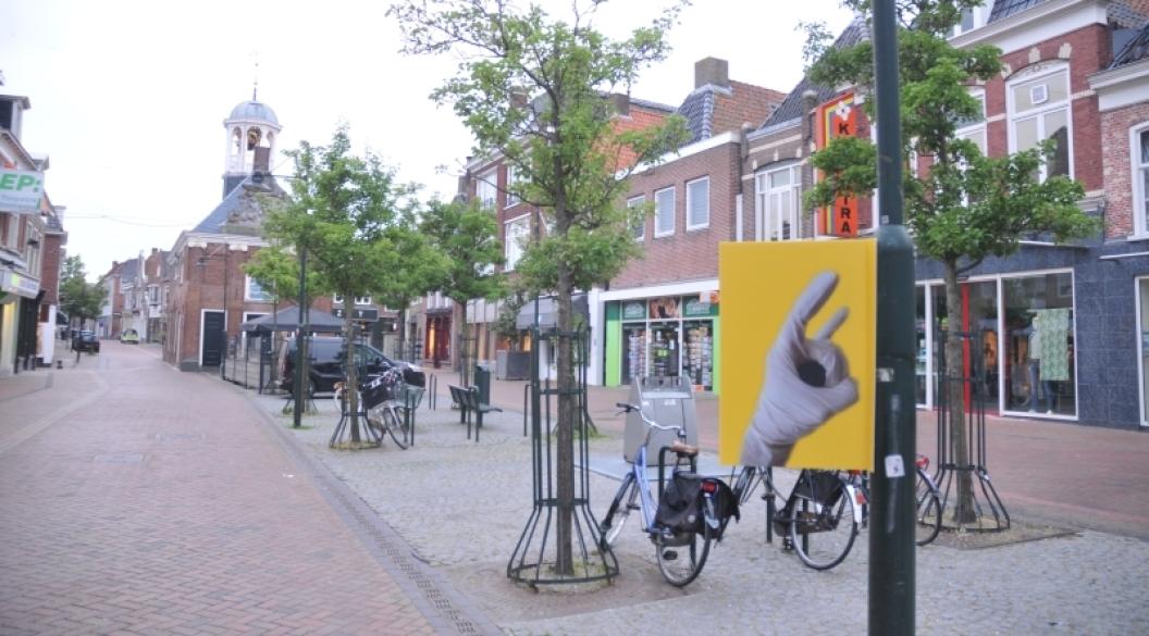 Wite Kninen achter mysterieuze gele borden
