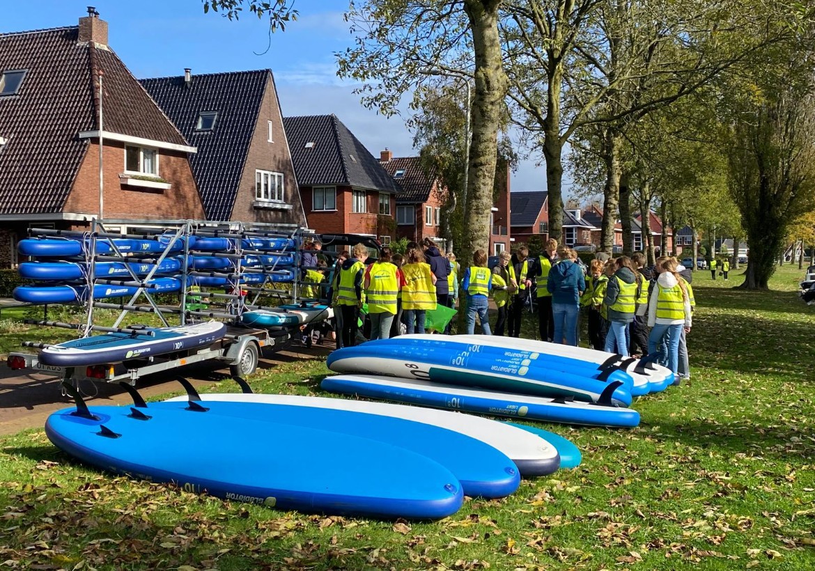 Leerlingen Dockinga College HVWO in actie tegen zwerfafval: te voet en vanaf SUP’s