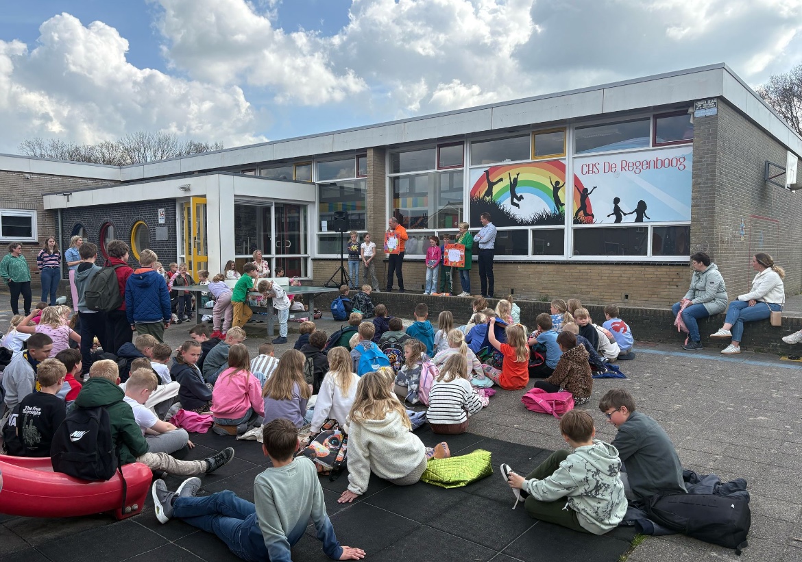 Cheque van 7.350,88 euro voor KiKa en Voedselbank