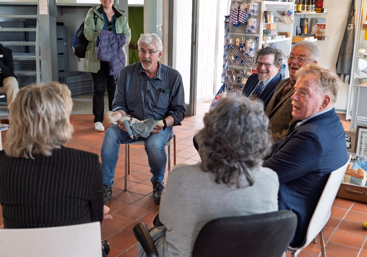 Dochter bevrijder Jean Prosper Gautier schenkt pop aan Museum Dokkum