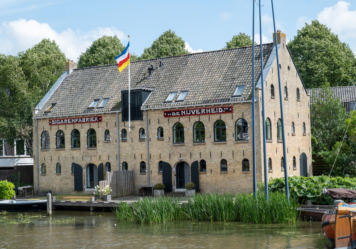‘De Nijverheid’ terug in het straatbeeld van Dokkum