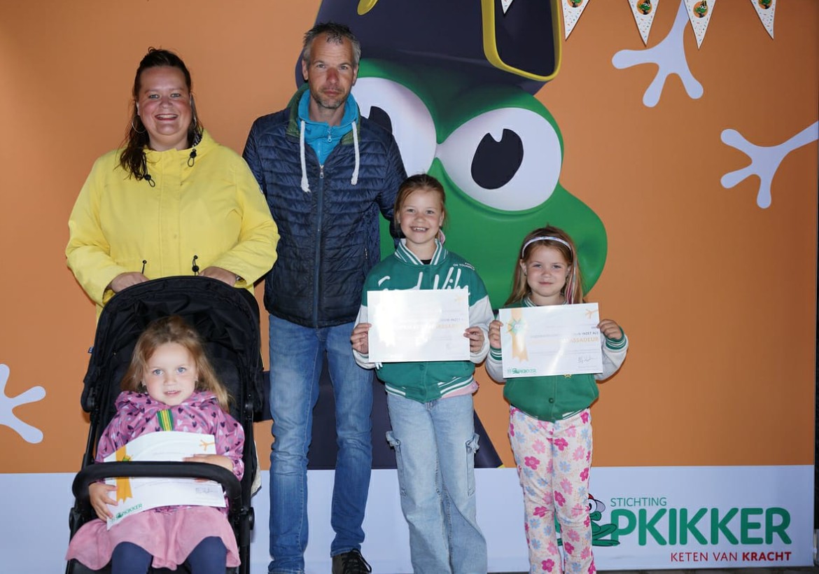 Bijzondere onderscheiding voor Opkikker-ambassadeurs Sophie, Tess en Esmee uit Dokkum
