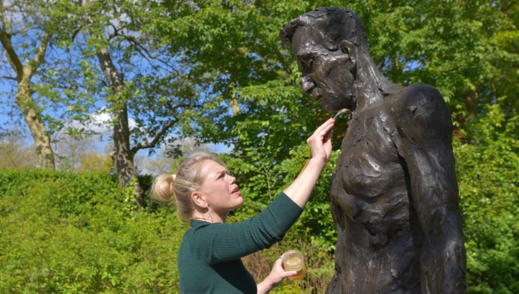 Standbeeld Titus opgepoetst door maker Natasja Bennink