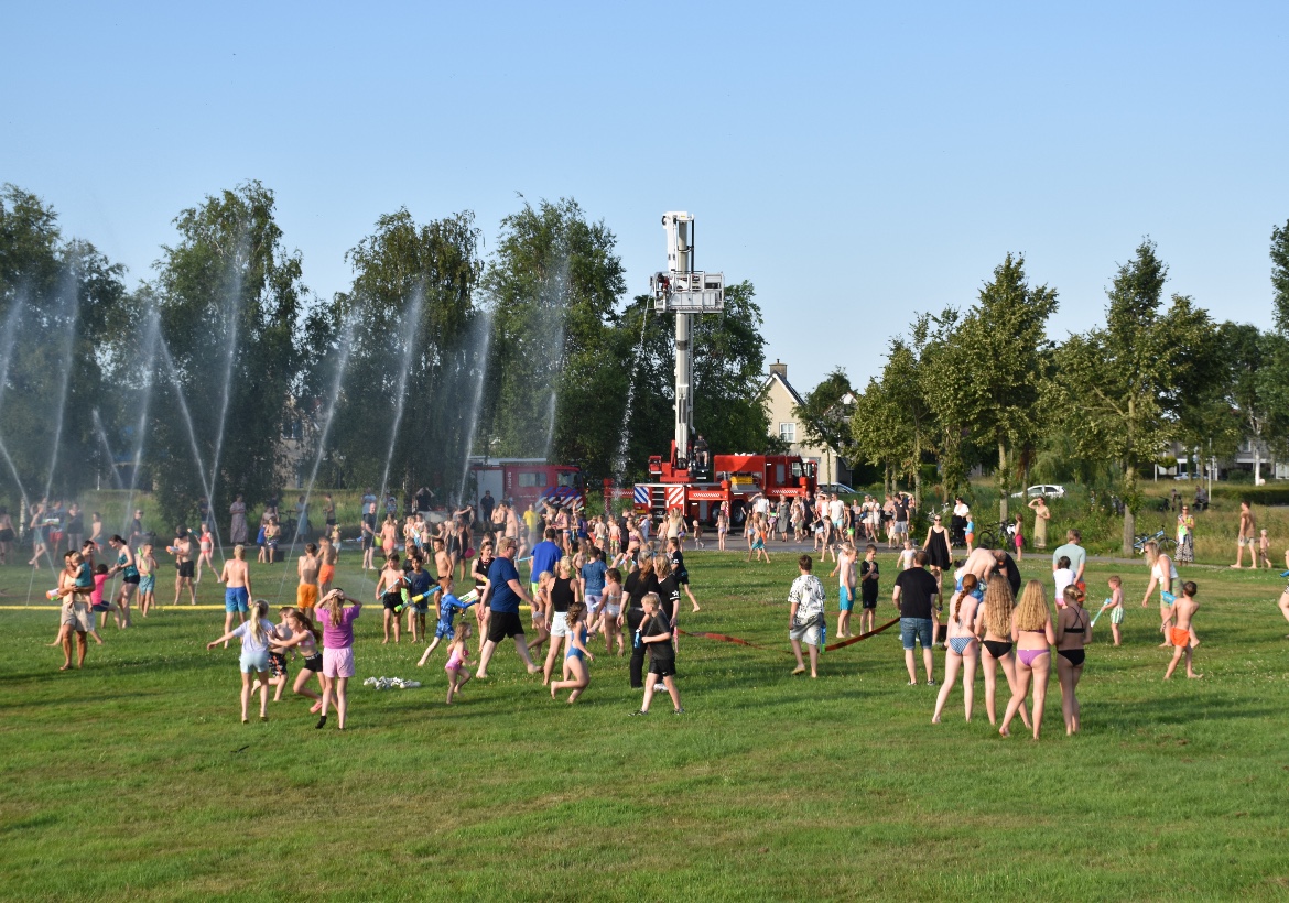 Spetterend succes: Brandweer Dokkum zorgt voor verkoeling op tropische dinsdagavond