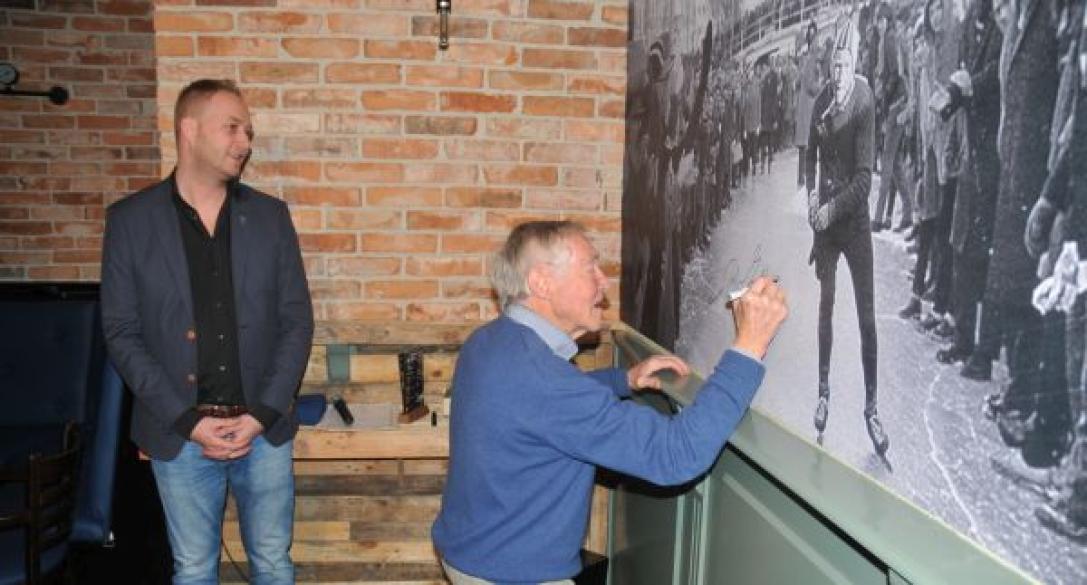 Reinier Paping zet handtekening in vernieuwd Raedhûs