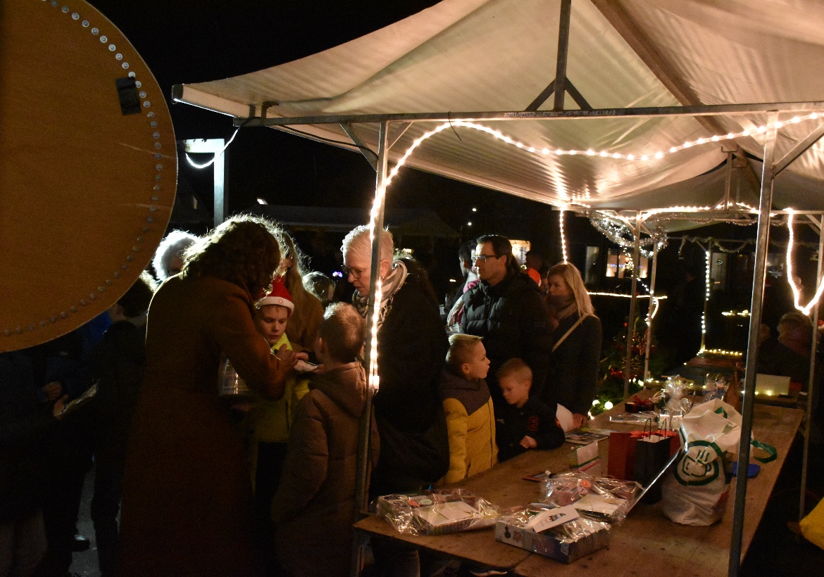 Vivensa Kerstmarkt brengt ruim 2000 euro op voor Stichting Opkikker