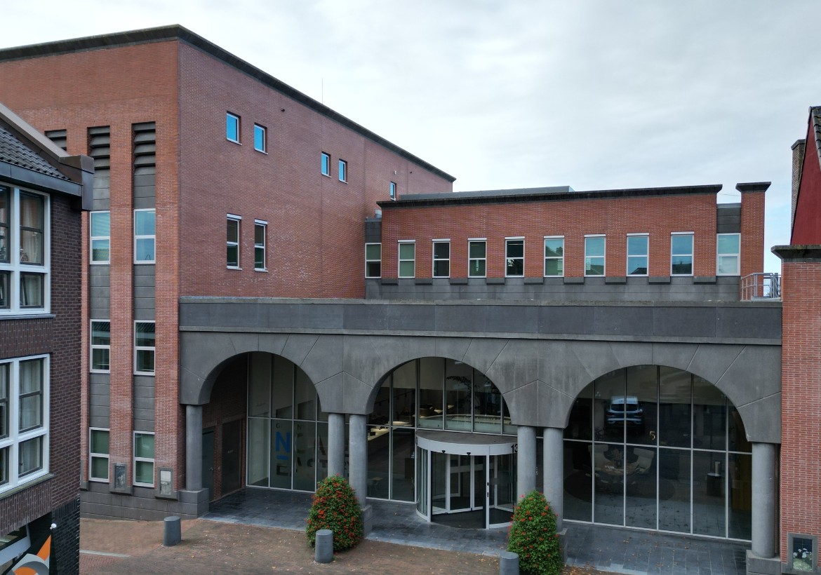 Laatste fase vernieuwbouw gemeentehuis Dokkum van start: “Een toekomstbestendig huis voor mienskip, bestuur en medewerkers”